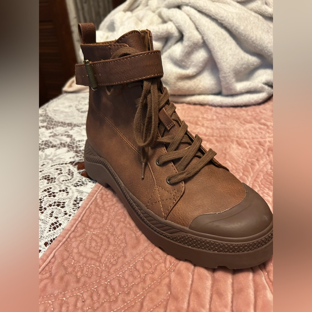Women's Zodiac boots.  EXCELLENT condition.  Never worn.